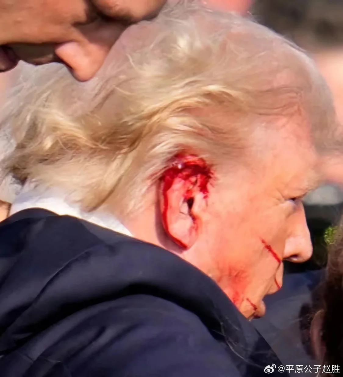 从新闻学的角度看，“特朗普挥拳怒吼”是一张完美的照片